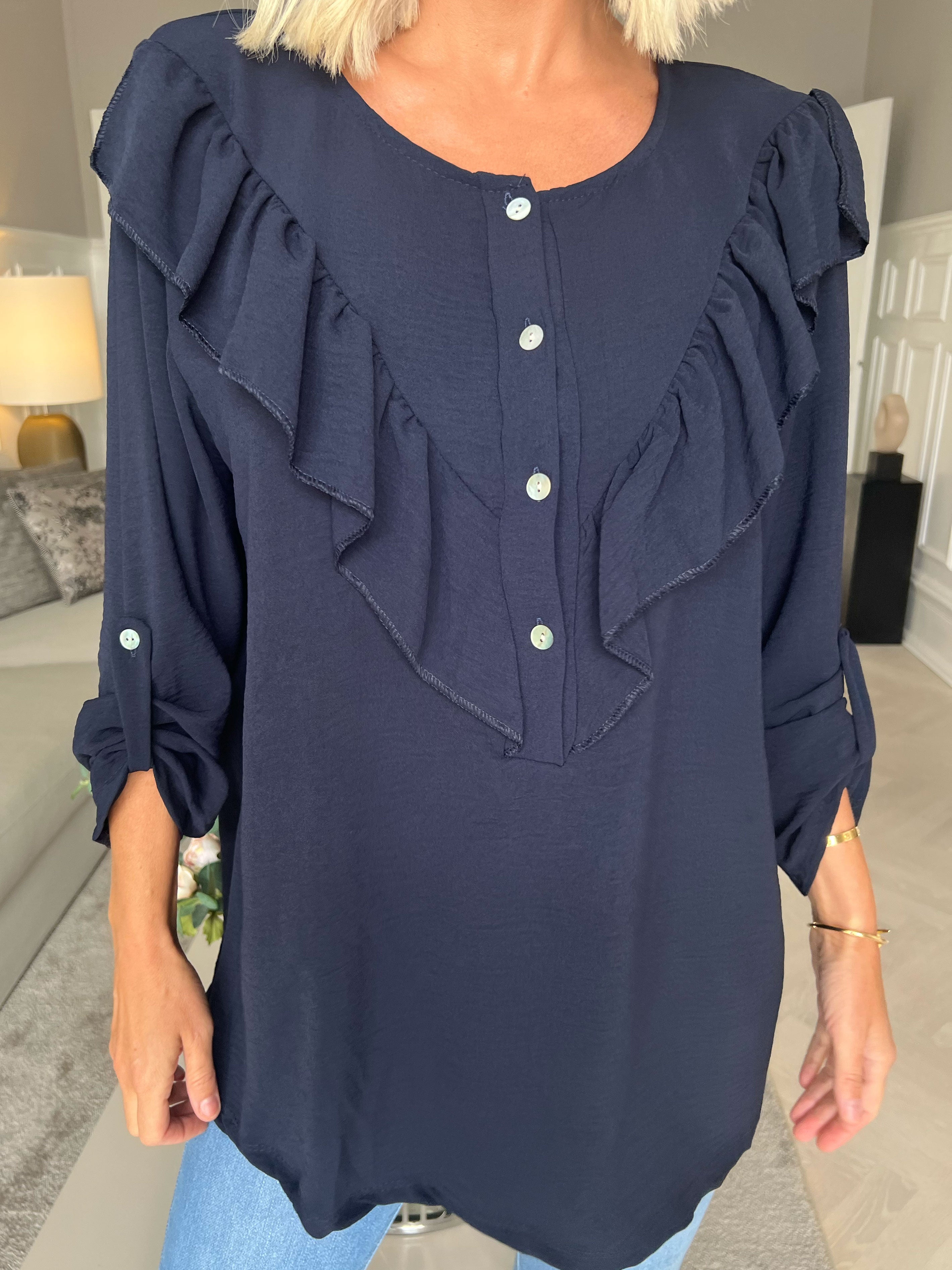 Nicola - Söt blus med volanger och knappar